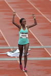 La atleta etíope Shewarge Amare cruza la meta en primer puesto.