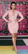 Demi Lovato lució un entallado vestido rosa.