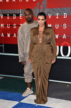 Kanye West y Kim Kardashian llegaron con un "look" muy despreocupado.