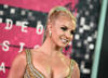 Britney Spears desfiló por la alfombra roja con un diminuto vestido que dejaba mucha piel a la vista.