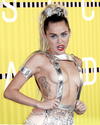 Como era de esperarse, Miley Cyrus se llevó la atención al arribar a la alfombra roja con su peculiar atuendo.