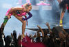 Taylor Swift ganó el premio al Video del Año, Miley Cyrus mostró brevemente uno de sus pechos y Kanye West despotricó en la ceremonia de los MTV a los videos musicales.