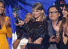 Taylor Swift subió a recoger el premio de Video del Año junto a las estrellas que aparecen en el clip de Bad Blood.