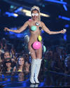 Miley Cyrus sorprendió al aparecer con muy poca ropa.