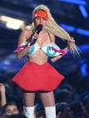 Miley Cyrus puso su toque irreverente a los premios de MTV.