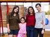 Acompañada de su mamá, Claudia Alonso, y sus hermanas, Alejandra y Laura