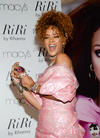 La cantante lució un vestido corto rosado en la presentación a la prensa que se realizó en la tienda Macy's de Brooklyn, NY.
