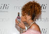 La cantante lució un vestido corto rosado en la presentación a la prensa que se realizó en la tienda Macy's de Brooklyn, NY.