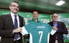 El ídolo de la afición bética fue recibido por el presidente del club, Juan Carlos Ollero y el director tecnico, Eduardo Macià.