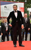 Jake Gyllenhaal lució un elegante traje a la proyección.