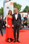 El actor australiano Jason Clarke llegó acompañado de su esposa a la presentación de la película Everest.