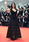La actriz italiana Maria Grazia Cucinotta desfiló por la alfombra roja de la inauguración del Festival de Cine de Venecia.