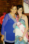 04092015 Betty Lavín con la organizadora de su baby shower Beatriz Aranda.
