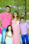 06092015 BABY SHOWER.  Elisama Rodríguez de Esquivel con su esposo, Joel Esquivel, y sus hijos, Diego y Marina.