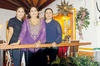 06092015 MUCHAS FELICIDADES.  María Esperanza Negrete con sus hijas, Ana Lilia y Nessy Velázquez, en su festejo de cumpleaños.