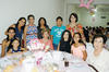 06092015 SERá MAMá.  Mónica Pérez de Magaña con su familia en la fiesta de canastilla que se le organizó hace unos días.