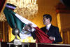 En punto de las 23:00 horas, junto con su esposa, Peña Nieto salió al balcón de Palacio Nacional para lanzar la arenga ante los asistentes.