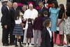 Un grupo de niños ofreció un obsequio floral al pontífice.