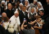El pontífice fue aclamado por miles en su trayecto.