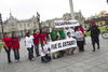 El colectivo peruano estaba integrado por unas dos decenas de personas que portaban camisetas con los colores de las banderas de México y Perú.
