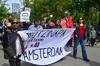 Amsterdam, Holanda, también se ha sumado a las protestas, ahí ciudadanos marcharon y colgaron las imágenes de los 43 estudiantes en un parque de la ciudad.