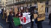 En París, Francia, cerca de un centenar de personas salieron a las calles con pancartas, máscaras y fotografías de los estudiantes de la normal rural de Ayotzinapa.