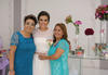 27092015 DESPIDEN SU SOLTERíA.  Tayde Areli con las anfitrionas de su prenupcial, Celia de la Cruz y Ana Rosa Vargas.