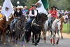 Al frente de unos 700 jinetes, Jaime Rodríguez Calderón, "El Bronco", encabezó en su primer día de gobierno una cabalgata a lomo de su caballo “Tornado”.