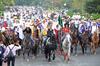 Al frente de unos 700 jinetes, Jaime Rodríguez Calderón, "El Bronco", encabezó en su primer día de gobierno una cabalgata a lomo de su caballo “Tornado”.