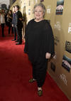 Kathy Bates, importante miembro de la serie, desfiló por la alfombra roja de esta nueva producción.