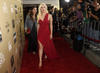 Gaga llegó tarde pero muy elegante con un vestido rojo con apertura al lado hasta la altura del muslo.