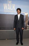 El actor francés y miembro del reparto Clement Sibony también asistió al estreno.