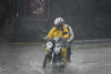 Los motociclistas tuvieron que circular por las calles inundadas.