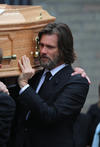 Jim Carrey acudió al entierro desde Estados Unidos acompañado de su hija, Jane, y en todo momento se mantuvo cerca de la familia de la difunta.