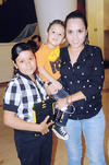 17102015 FUTURA MAMá.  Nancy Hernández de Sánchez en compañía de las anfitrionas de su baby shower, Margarita Portillo y Alejandra Silva.