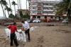 Habitantes de la zona turística de Puerto Vallarta se preparaban protegiendo sus casas ante el impacto del huracán.