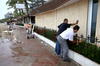 Habitantes de la zona turística de Puerto Vallarta se preparaban protegiendo sus casas ante el impacto del huracán.