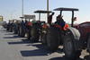 Tractores y herramientas de trabajo fueron llevados a la protesta.