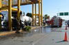 Tráiler pipa cargado con agua chocó contra el puente de la carretera Torreón-Matamoros y Rodríguez Triana.