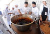 La elaboración y distribución del asado y las sopas estuvieron a cargo de los estudiantes de las carreras de Gastronomía de seis universidades de la región.