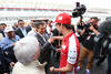 Peña Nieto observó el automóvíl de la esudería Ferrari.