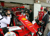 Esteban Gutiérrez, piloto reserva de Ferrari, lo invitó a pasar al garage de su equipo, ahí le explicó detalles del coche.