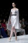 Una modelo luce una creación de X.LANDO durante la Semana de la Moda de China