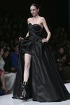 Las faldas muy largas y las muy cortas se alternaron en un desfile exclusivamente femenino que tuvo como patrón común la monocromía de los vestidos.