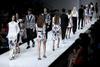 Los diseñadores apostaron por vestidos de movimiento fluido y acabados vaporosos.