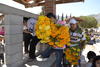 El cempasúchil, las gladiolas, crisantemos, la mano de león, entre otra variedad de flores que tradicionalmente forman parte de esta festividad, adornaron los panteones de la Comarca Lagunera.