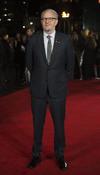 Josh Hutcherson lució un atuendo en tonalidades oscuras durante la premier.
