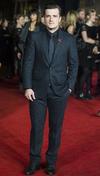 El actor Liam Hemsworth quien interpreta al personaje de Gale Hawthorne no pudo faltar al estreno.