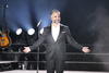 Con un elegante traje negro, el cantante subió al escenario cerca de las 21:30 horas para dar la bienvenida a su público con temas como Se me va la vida y Se me va la voz.