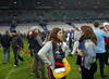 Los espectadores del partido ingresaron a la cancha tras explosiones en el Stade du France.